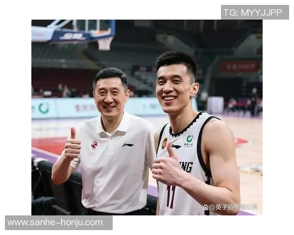 郭艾伦与球迷身高差异引发热议谁才是真正的篮球巨人 郭艾伦与球迷身高差异引发热议谁才是真正的篮球巨人